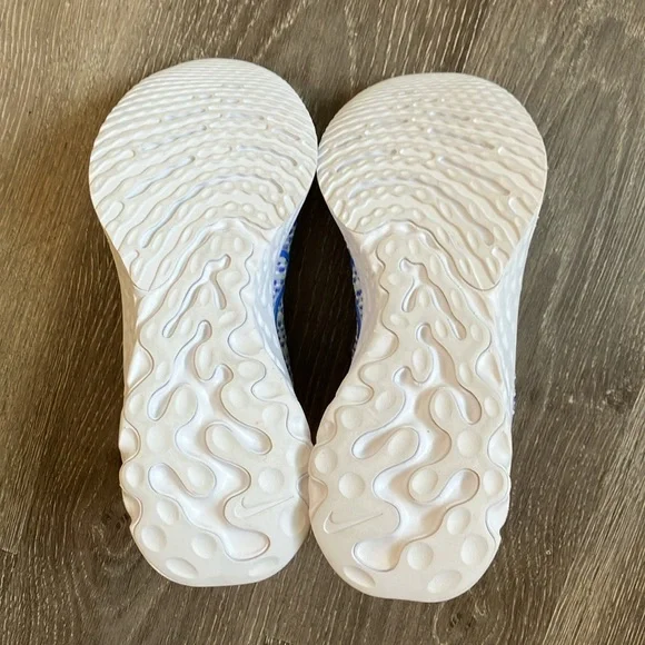 Nike - Picture 8 of 17